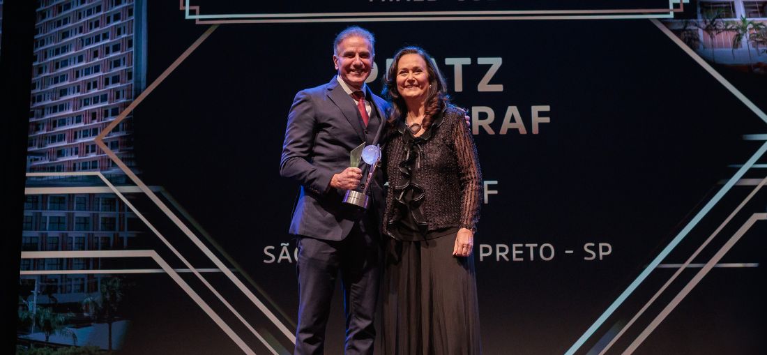 Foto: Olavo Tarraf recebe o prêmio das mãos de Heloisa Proença, conselheira do CONDEPHAAT (Conselho de Defesa do Patrimônio Histórico, Arqueológico, Artístico e Turístico)